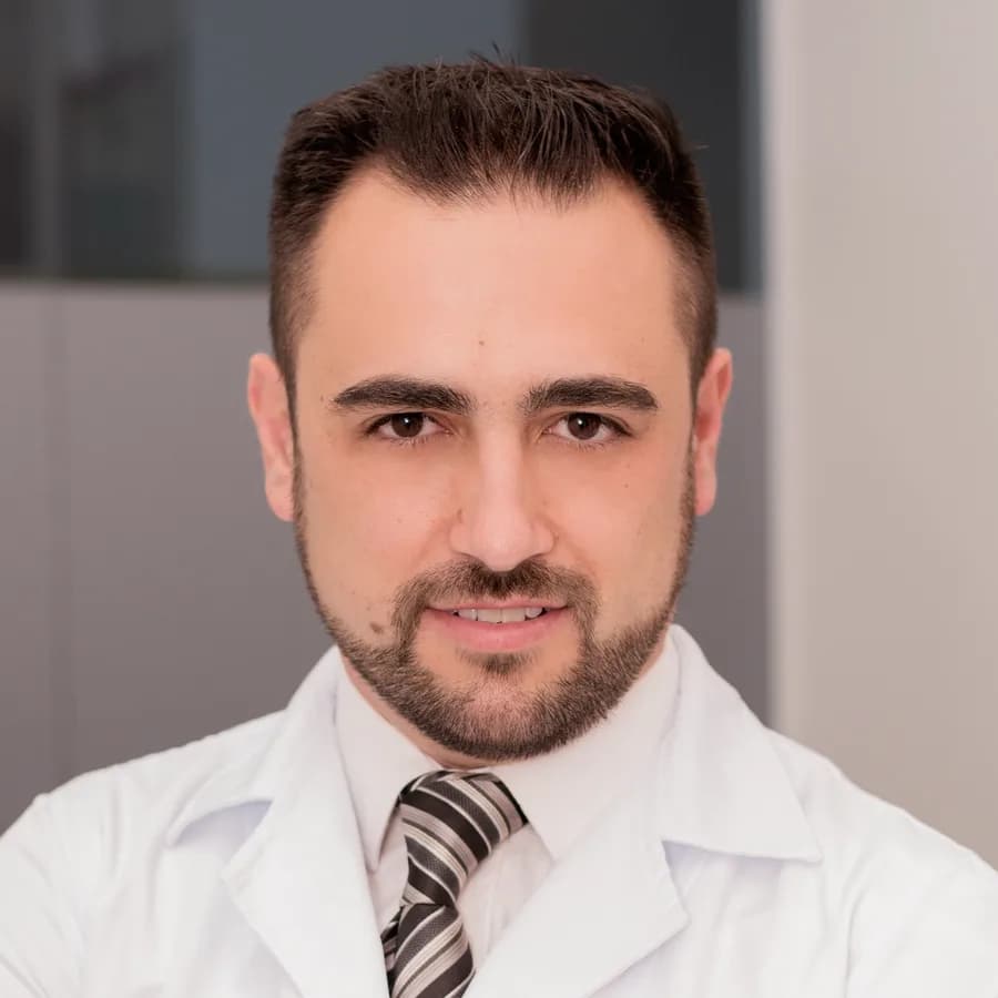 Dr. Rômulo Molinari, cirurgião bucomaxilofacial